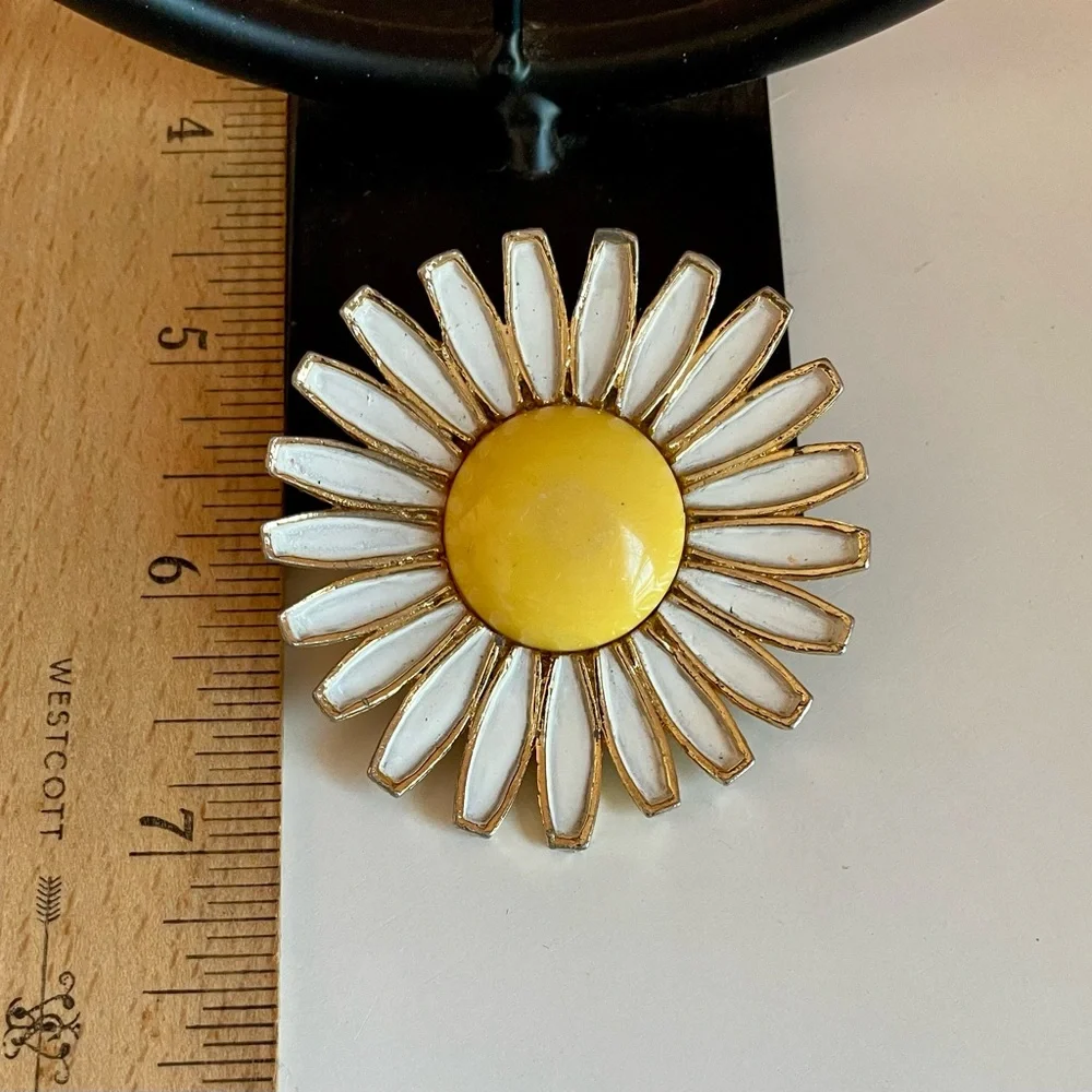 Vintage Signed Weiss Daisy Flower Brooch Enamel And Goldtone Metal - Picture 3 of 6